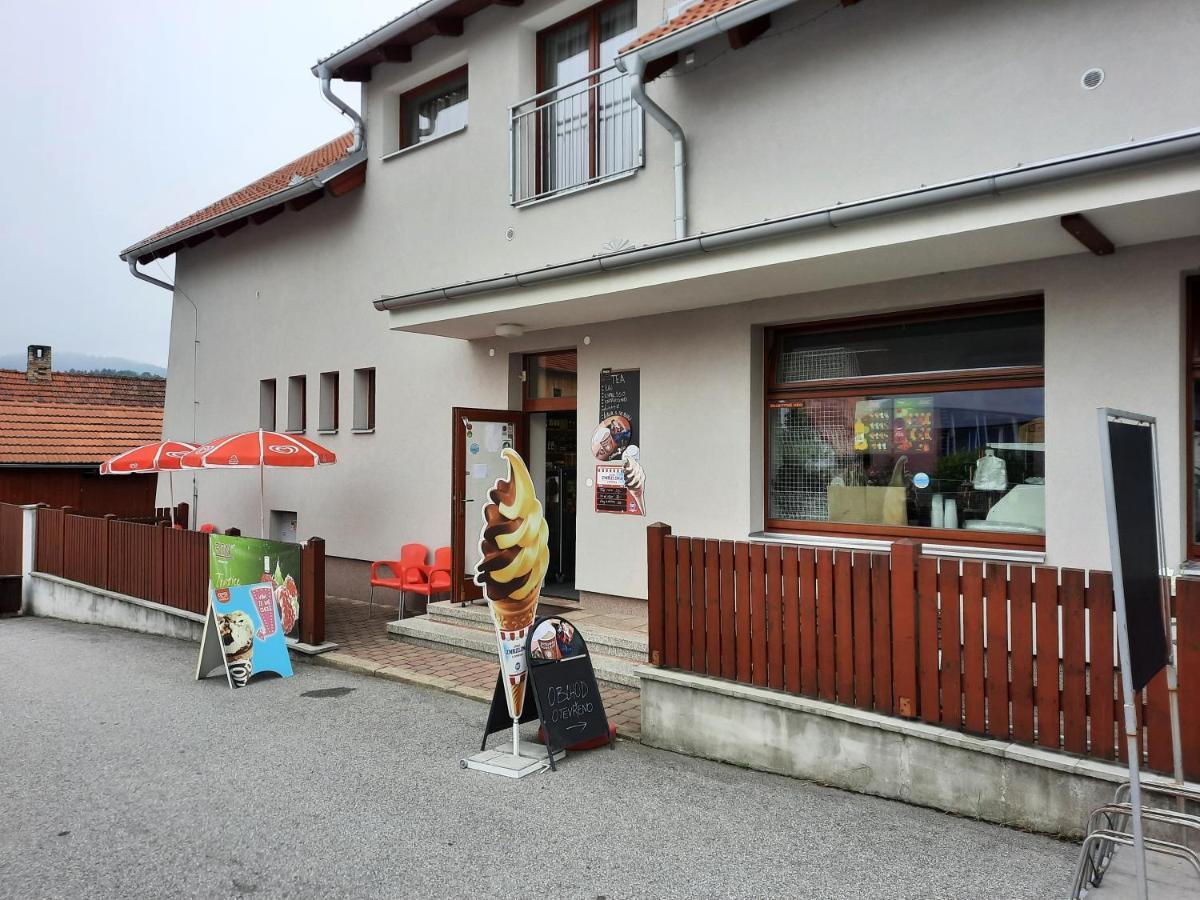 Penzion Zahrada Nad Rekou, Restaurace A Kavarna - Parkovani Gratis Zlata Koruna Ngoại thất bức ảnh