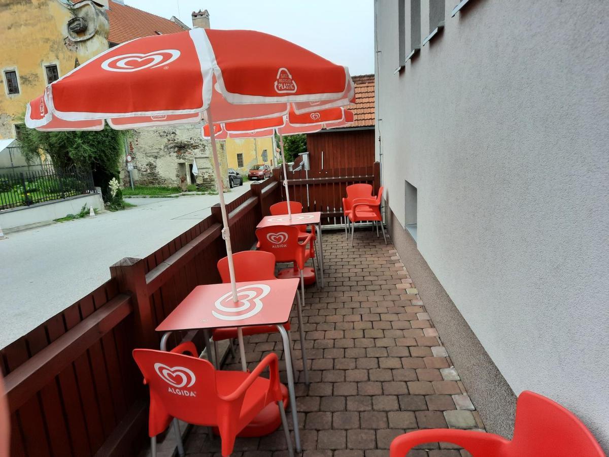 Penzion Zahrada Nad Rekou, Restaurace A Kavarna - Parkovani Gratis Zlata Koruna Ngoại thất bức ảnh