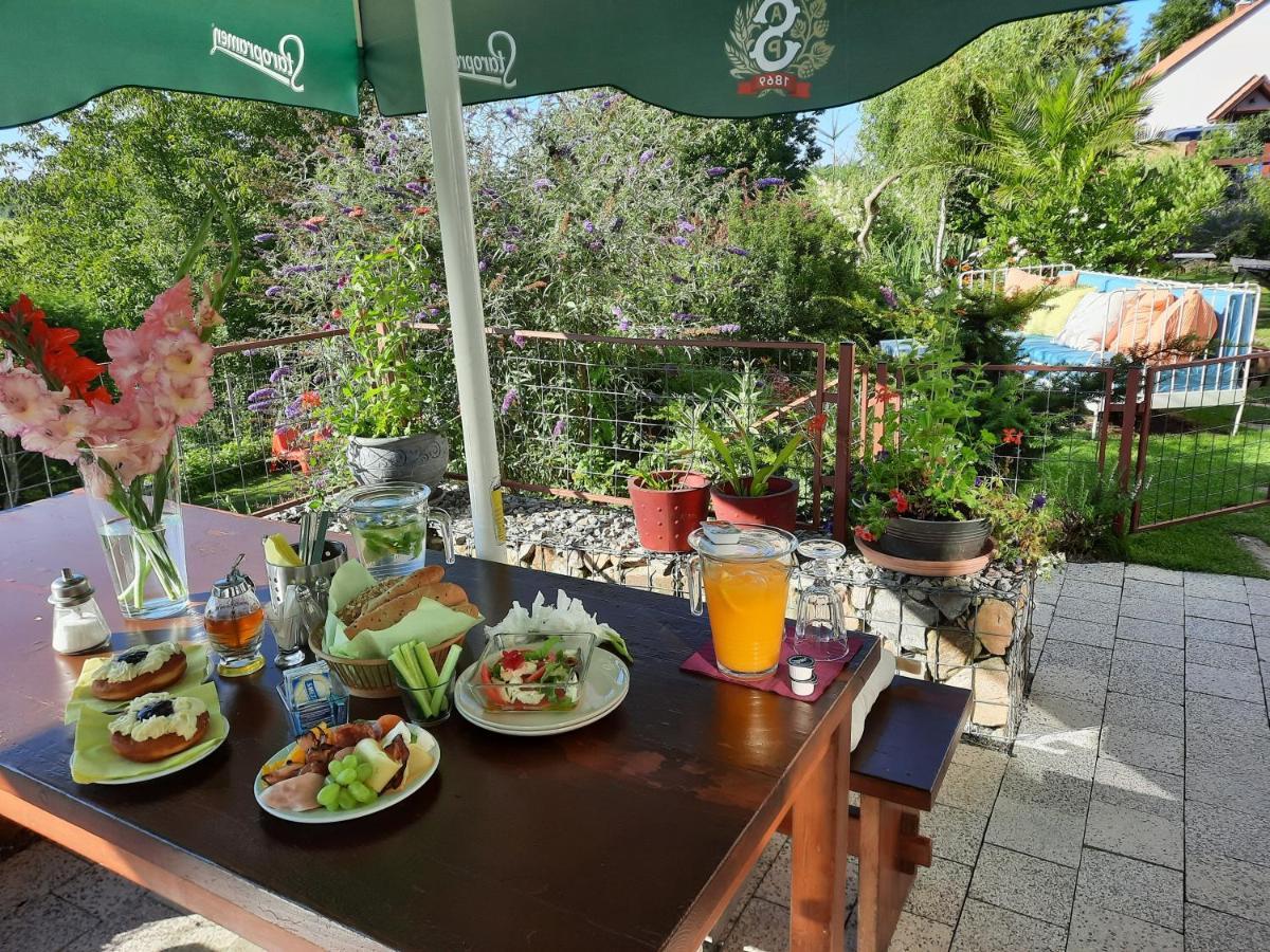 Penzion Zahrada Nad Rekou, Restaurace A Kavarna - Parkovani Gratis Zlata Koruna Ngoại thất bức ảnh