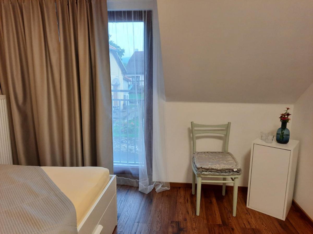 Penzion Zahrada Nad Rekou, Restaurace A Kavarna - Parkovani Gratis Zlata Koruna Ngoại thất bức ảnh