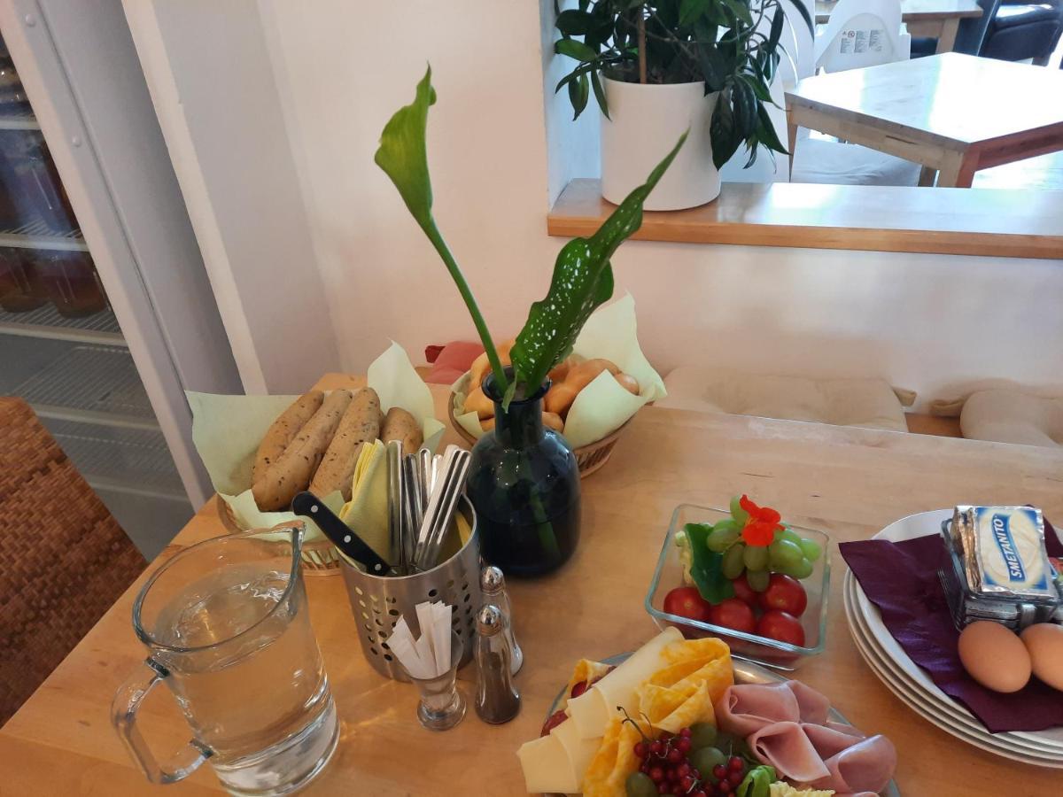 Penzion Zahrada Nad Rekou, Restaurace A Kavarna - Parkovani Gratis Zlata Koruna Ngoại thất bức ảnh