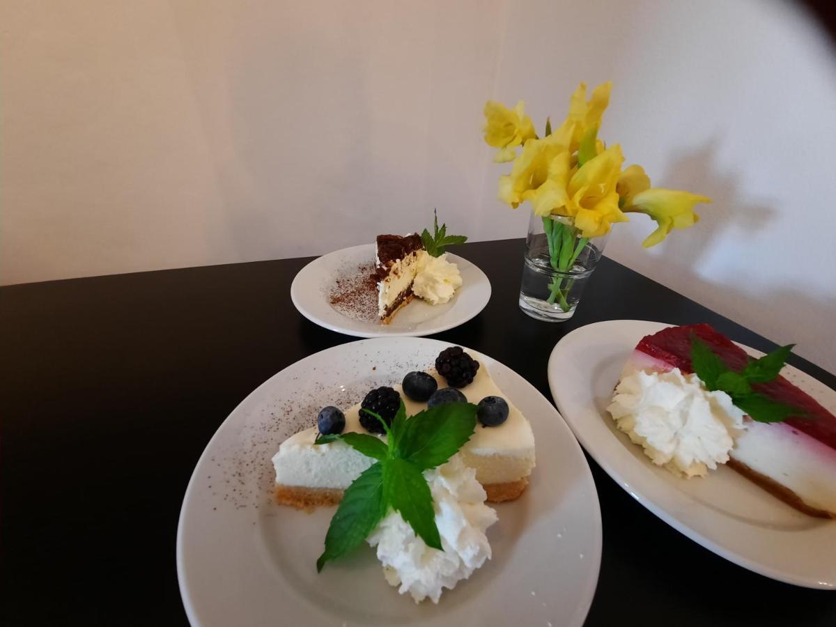 Penzion Zahrada Nad Rekou, Restaurace A Kavarna - Parkovani Gratis Zlata Koruna Ngoại thất bức ảnh